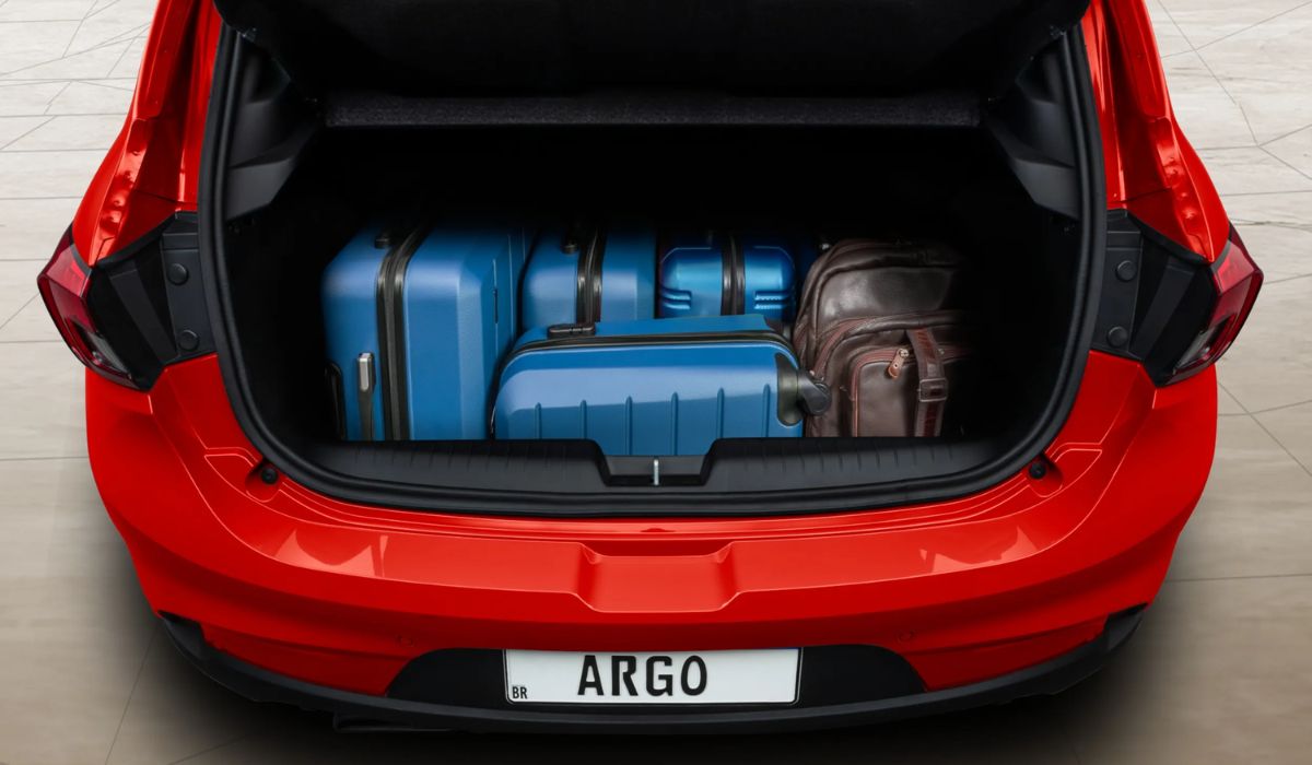 Porta-malas do Argo com algumas bagagens