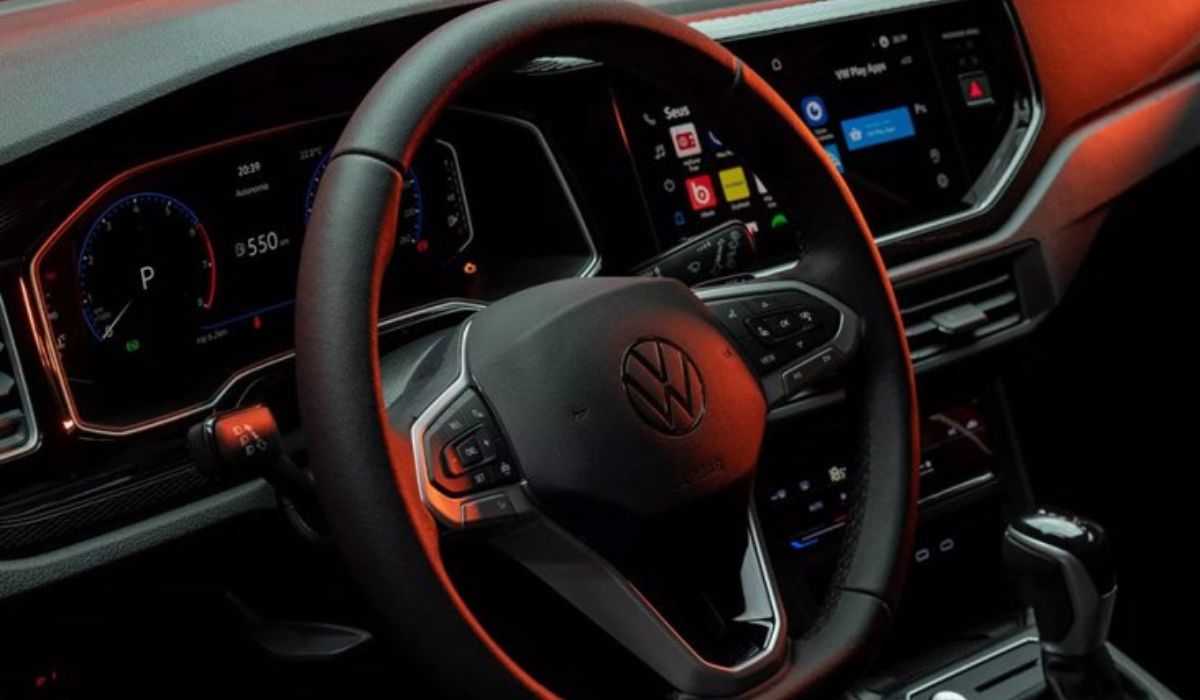 Interior do VW Polo com foco no volante