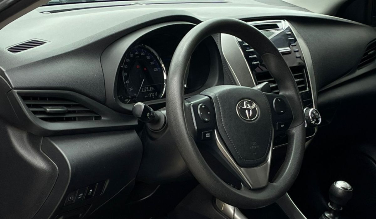 Interior do carro com um volante da Toyota