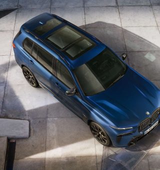Vista de cima do BMW X7 M60i 2024