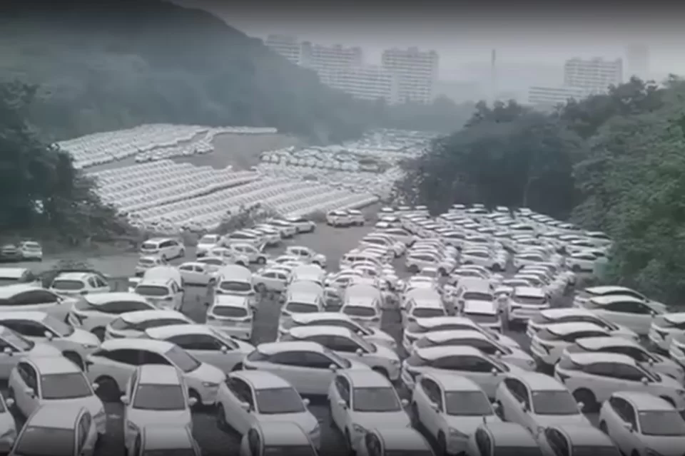 Foto de reprodução de Cemitério de Carros Elétricos na China