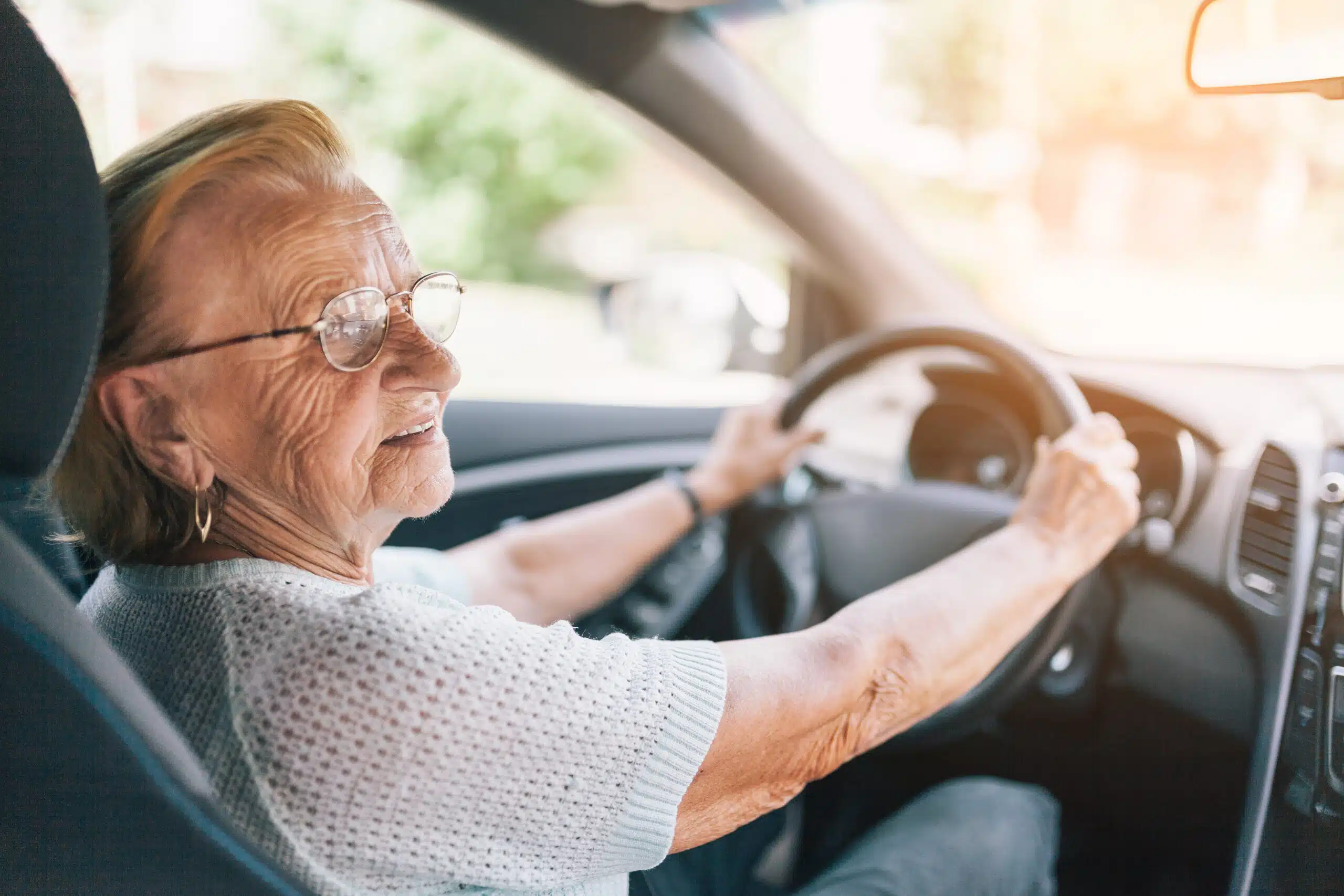 Mulher idosa ao volante